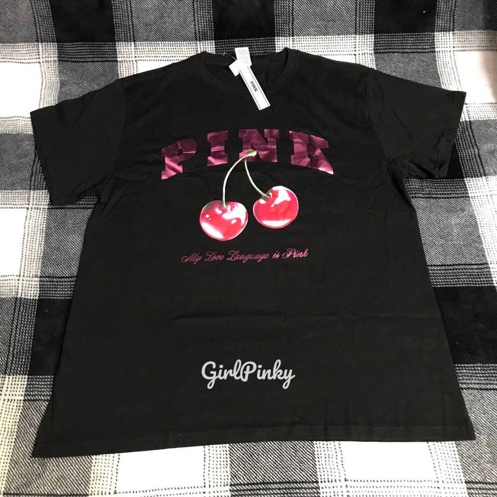 VS PINK BLACK VALENTINE’S CHERRY SHINE LOGO CAMPUS TEE LIMITED EDITION MEDIUM
